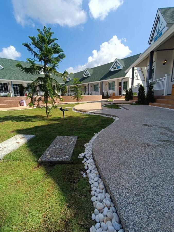 English Resotel : อิงลิช รีโซเทล Накхон Си Тамарат Екстериор снимка